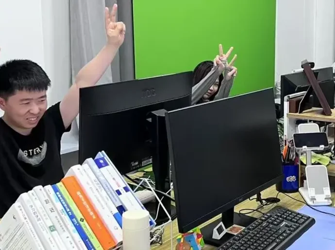 Por que muitos chineses pagam para ir a escritório e fingir que trabalham