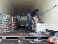 PM intercepta caminhão com produtos alimentícios e de limpeza que seriam de uma facção criminosa
