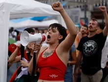 Os protestos em massa em Madri provocados por despejo de idosa de 87 anos de apartamento alugado