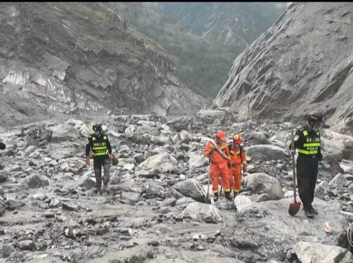 Avalanche no Himalaia: mortes passam de 1.000 no Nepal e Tibete