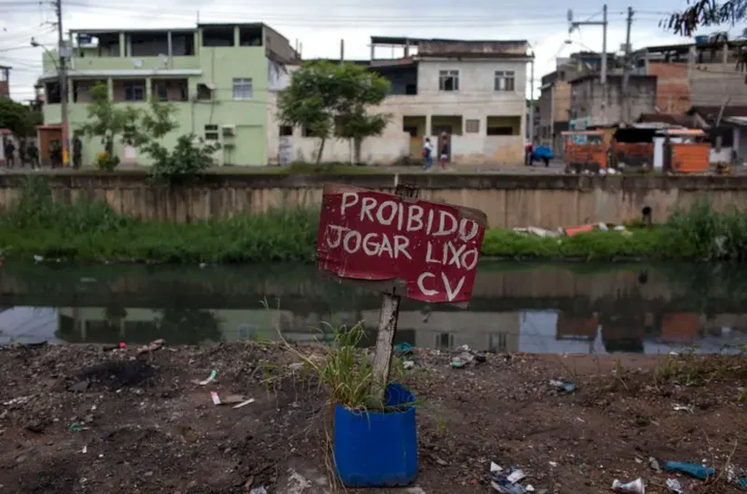 Como é viver sob a lei de ferro do Comando Vermelho (que continua exatamente como antes da megaoperação policial no Rio)