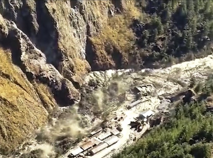 Inundações deixam mortos na Índia após barragem ser atingida por parte de geleira que rompeu no Himalaia