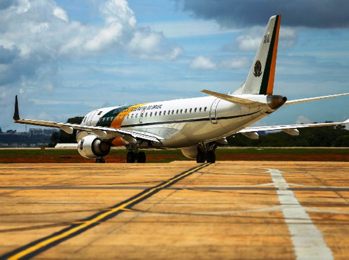 Veja Fotos e Vídeo: Ao tentar chegar a Sinop, avião que estava com Bolsonaro arremeteu devido à fumaça das queimadas na região