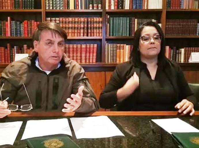 Bolsonaro diz não estar 'envolvido' com Queiroz e critica prisão 'espetaculosa'