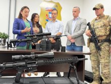 Polícia Civil entrega fuzis T10 para snipers da Gerência de Operações Especiais