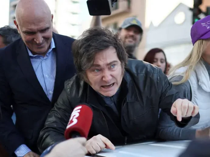 Escândalo de corrupção, queda de popularidade e ataque a pedradas nas ruas: as difíceis semanas de Javier Milei na Argentina