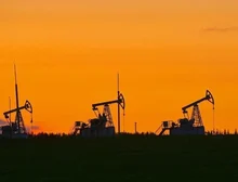 Petróleo sobe mais de 4% e barril bate US$ 81 com guerra no Oriente Médio