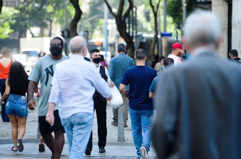 Média de mortes por covid-19 está em queda desde  junho, diz Fiocruz