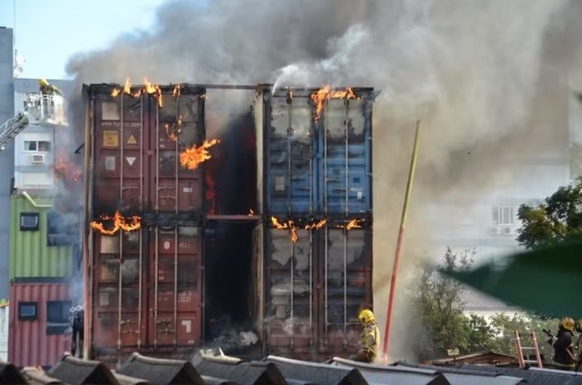 Incêndio atinge conjunto de residências contêineres em Porto Alegre