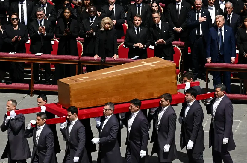 Corpo de papa Francisco é sepultado na Basílica de Santa Maria Maior