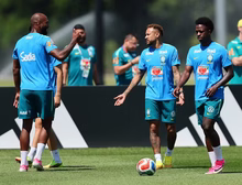 Neymar volta a treinar com elenco e aumenta expectativa por retorno