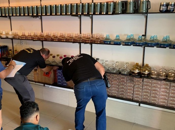 Polícia Civil e Procon apreendem 260 caixas de produtos falsificados em tabacaria em Cuiabá