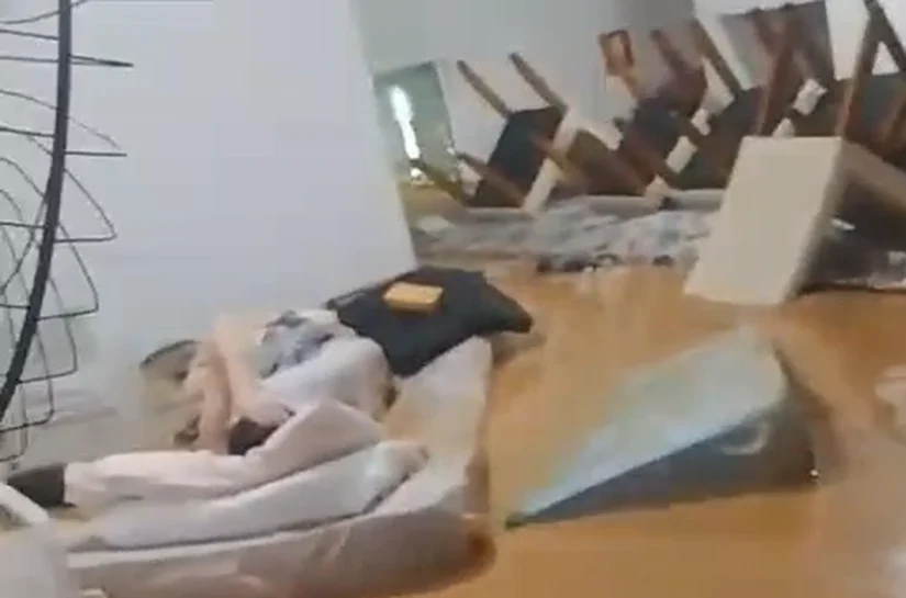 Idosos boiam em colchão após alagamento devastador em Ubá (MG)