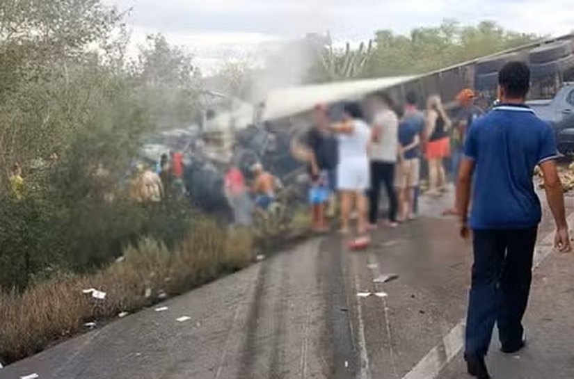 Colisão entre van e caminhão na BR-116 provoca 15 mortes