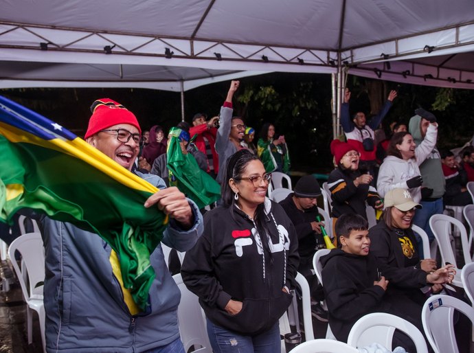 Torcedores não se intimidam com frio e curtem jogo do Brasil em seis bairros de Cuiabá