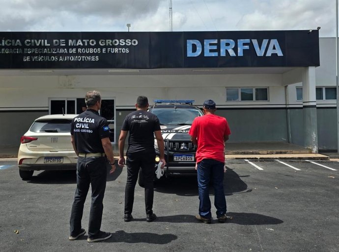 Advogado e cliente que tentavam tirar Jeep Renegade de delegacia com documento falso são presos em Cuiabá