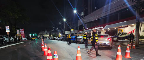 Fiscalização prende 12 condutores embriagados na avenida Isaac Póvoas na madrugada deste domingo (19)