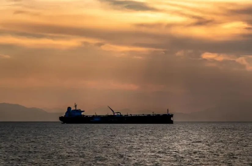 Irã reabre Estreito de Ormuz durante cessar-fogo, mas Trump diz que bloqueio naval dos EUA seguirá até acordo de paz ser fechado