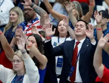 Milhares de pessoas se reúnem para prestar as últimas homenagens a Charlie Kirk