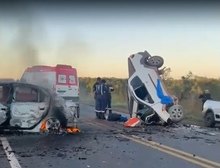 Tragédia na MT-010: colisão entre dois carros deixa quatro mortos e vítimas ficam presas às ferragens em Rosário Oeste,MT