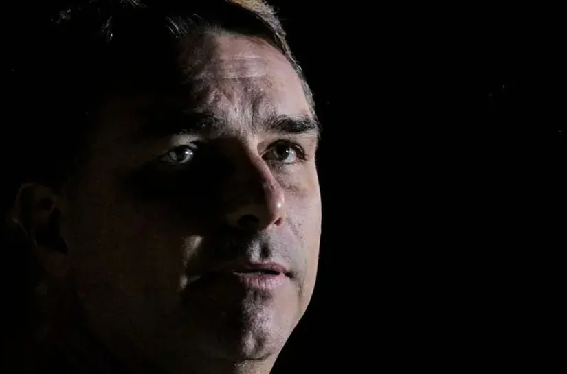 Flávio Bolsonaro admite que pediu milhões a Vorcaro para filme do pai: o que se sabe