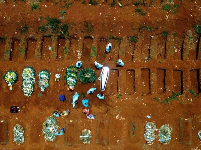 Brasil ultrapassa 300 mil mortes por Covid-19