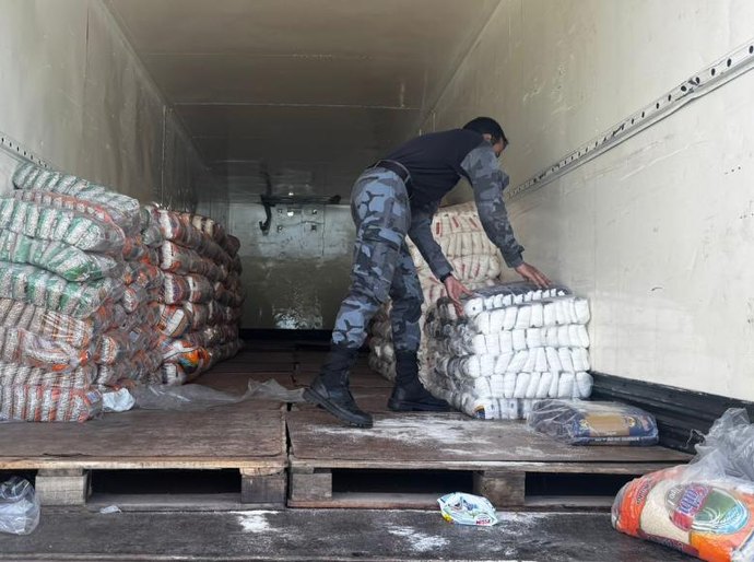 PM intercepta caminhão com produtos alimentícios e de limpeza que seriam de uma facção criminosa