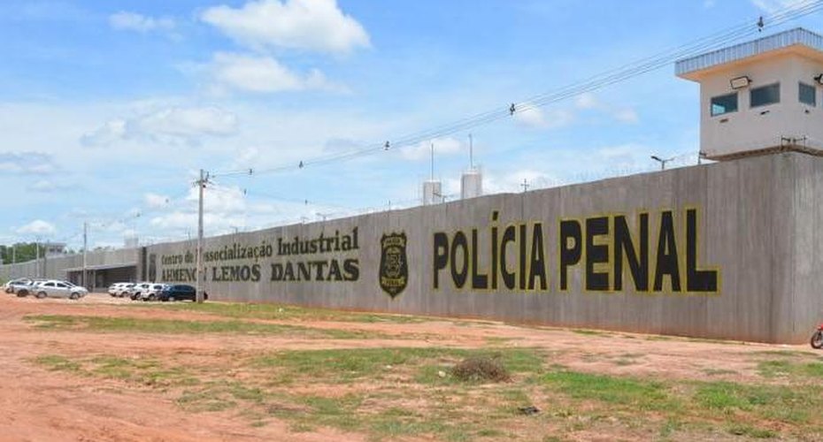 Policial Penal é flagrada tentando entrar com drogas e celulares em presídio de VG