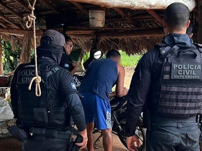Polícia Civil deflagra operação para desmantelar centro de treinamento de facção criminosa em aldeia de MT