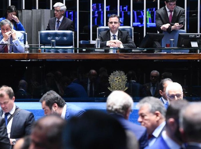 Plenário do Senado aprova texto-base da reforma tributária em 1º turno; votação continua
