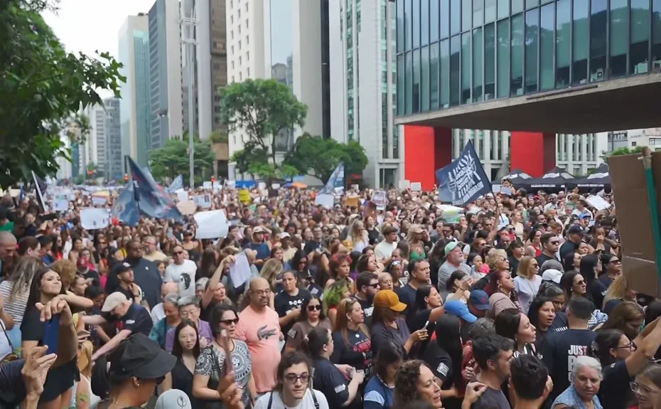 Manifestantes ocupam a Paulista e pedem justiça pela morte do cão Orelha