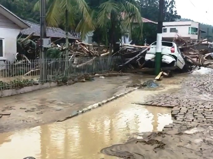 Sobe para 15 o número de mortos após tempestade em Santa Catarina