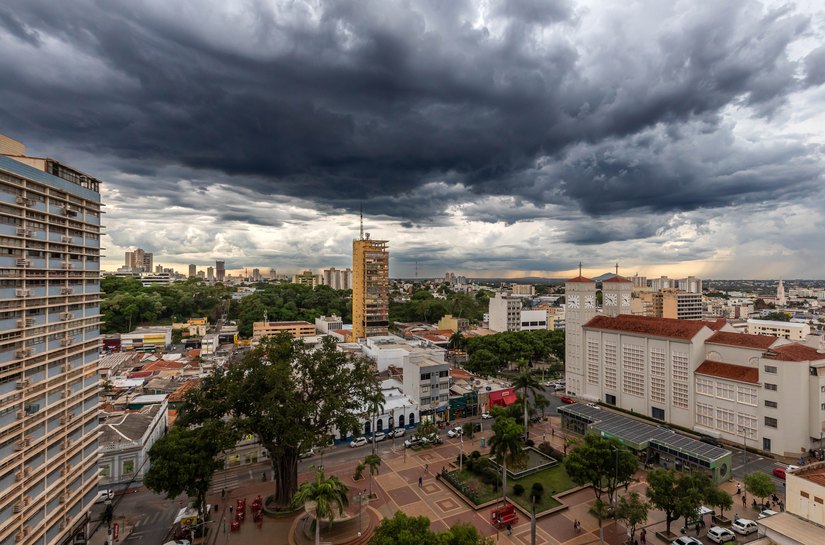 Abílio cria comitê permanente para prevenir impactos climáticos e desastres em Cuiabá