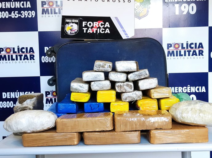 PM aborda táxi e prende passageiro que carregava 37 quilos de drogas em malas