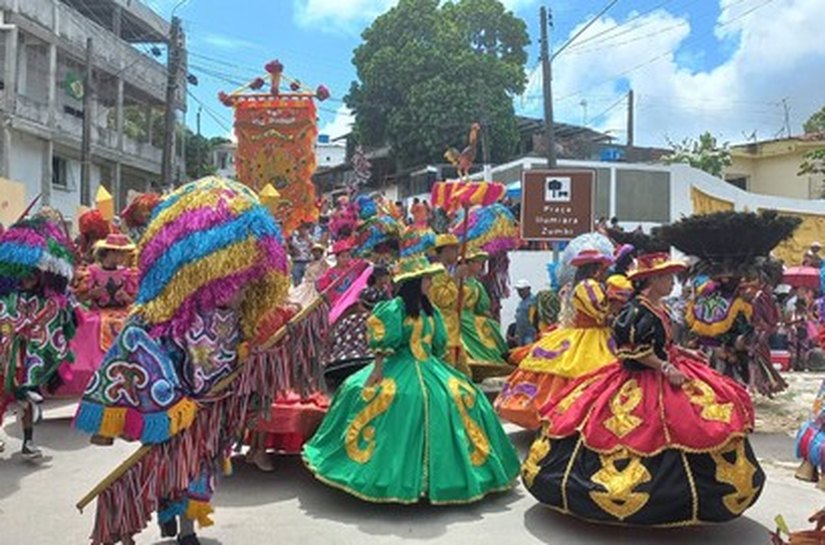 Do ateliê ao desfile: como são produzidos os figurinos que dão brilho ao maracatu pernambucano
