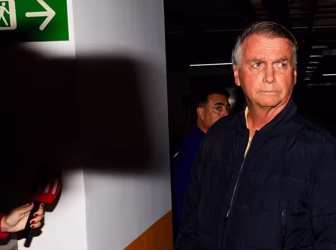 Moraes decreta prisão domiciliar de Bolsonaro