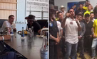 Flávio Bolsonaro se encontra com Gusttavo Lima e outros cantores sertanejos em Goiás