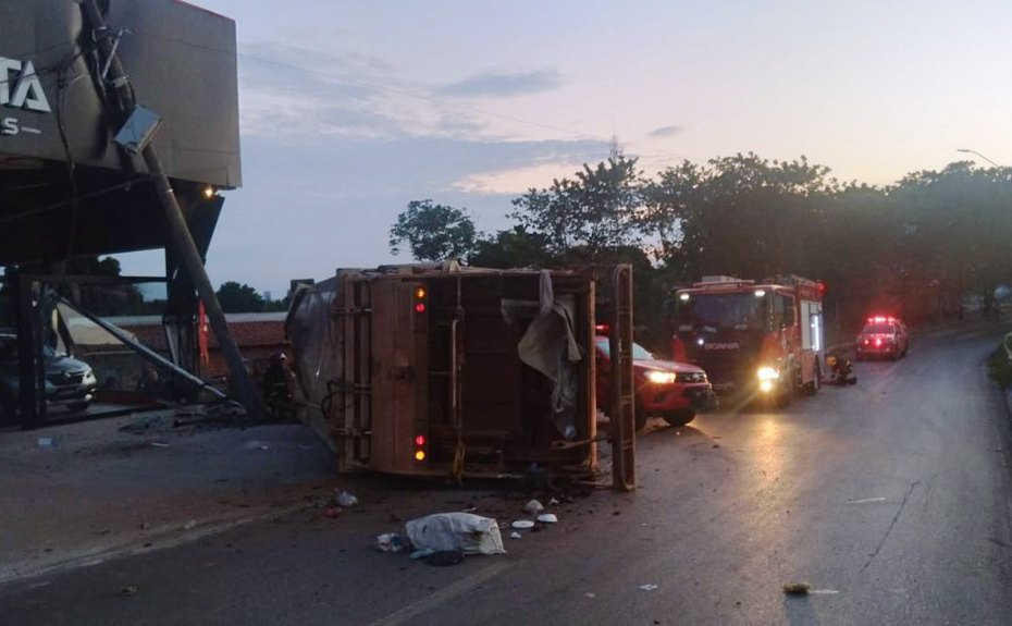 Corpo de Bombeiros realiza desencarceramento de vítima presa às ferragens após acidente