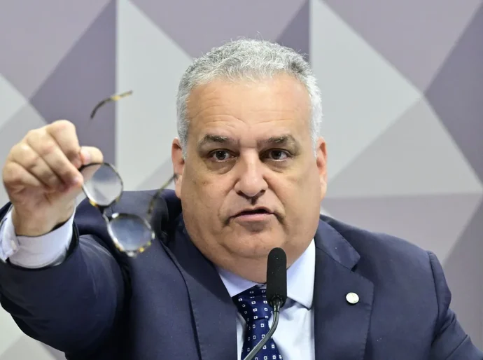 CPMI do INSS: relator pede indiciamento de mais de 200 pessoas, incluindo 'Lulinha' e ex-ministros de Lula e Bolsonaro