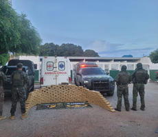 Gefron apreende 216 tabletes de skunk avaliados em R$ 648 mil em ambulância