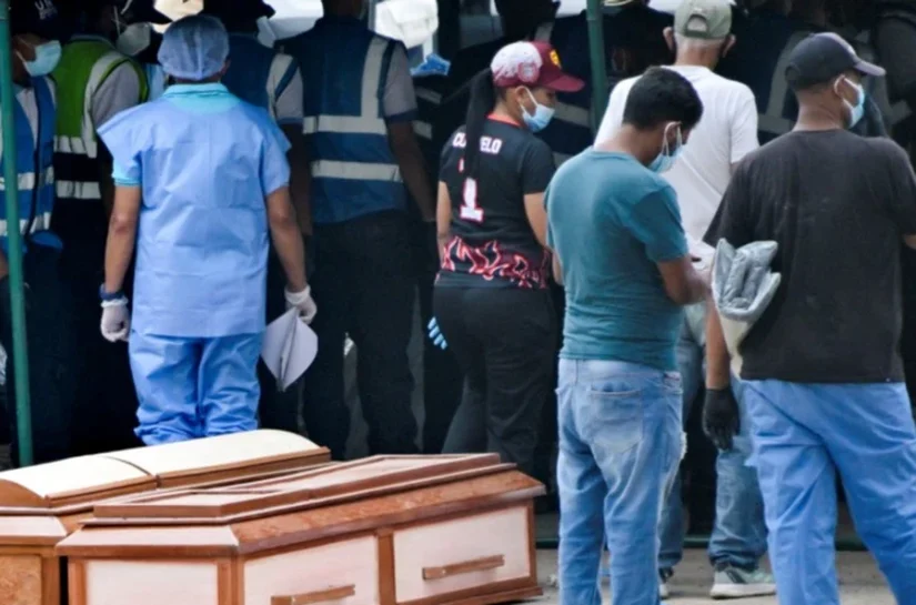 Como é o necrotério improvisado onde cadáveres se acumulam a céu aberto após terremotos na Venezuela: 'estou com medo do que vou encontrar lá'