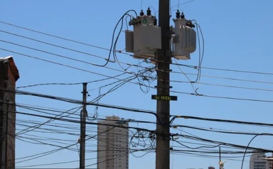 Por que o Brasil não enterra seus fios elétricos?