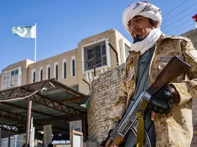 Afeganistão e Paquistão trocam novos ataques na fronteira