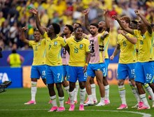 Com gol no fim, Brasil vira contra Japão e vai às oitavas da Copa do Mundo
