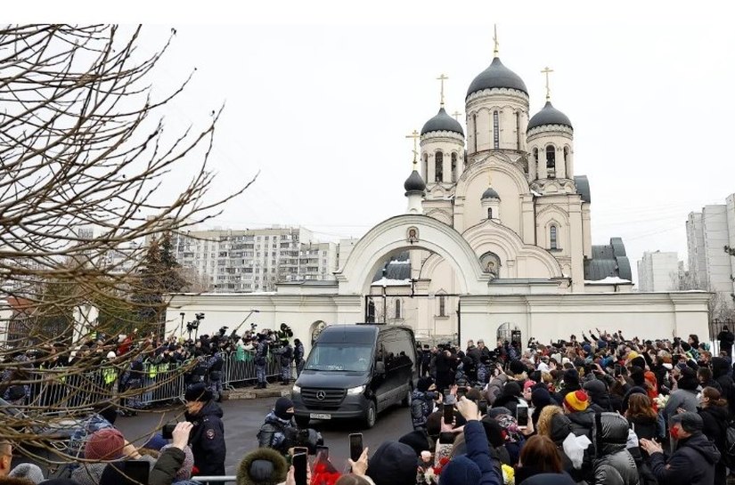 Alexei Navalny é enterrado em Moscou em cerimônia com centenas de pessoas