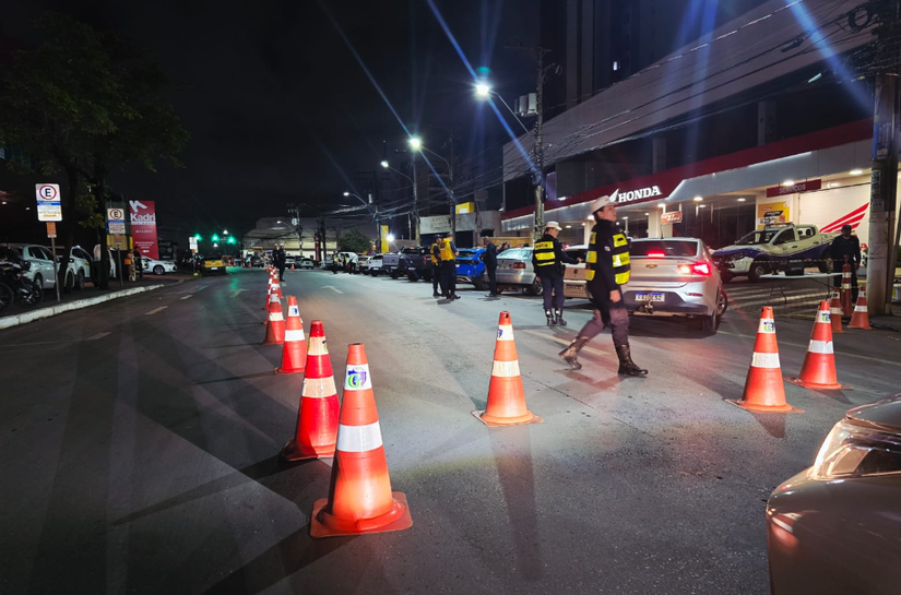 Fiscalização prende 12 condutores embriagados na avenida Isaac Póvoas na madrugada deste domingo (19)