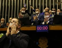 Hugo convoca sessão e ameaça punir deputados por ocupação do plenário