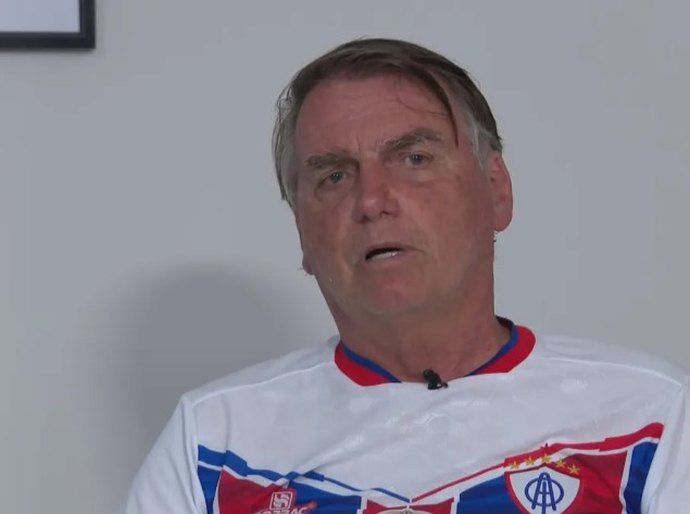 Bolsonaro pede volta à “normalidade” institucional, mas diz que “jamais” passaria faixa presidencial para Lula
