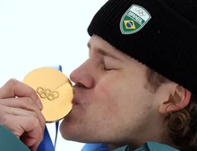 Lucas Pinheiro Braathen ganha ouro e faz história ao conquistar 1ª medalha do Brasil na Olimpíada de Inverno