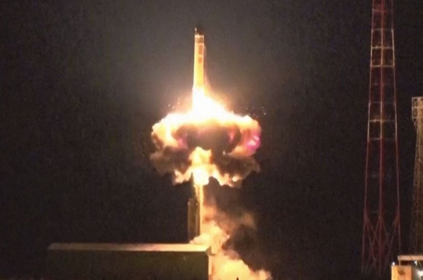 Rússia faz teste de submarino nuclear e lança míssil intercontinental